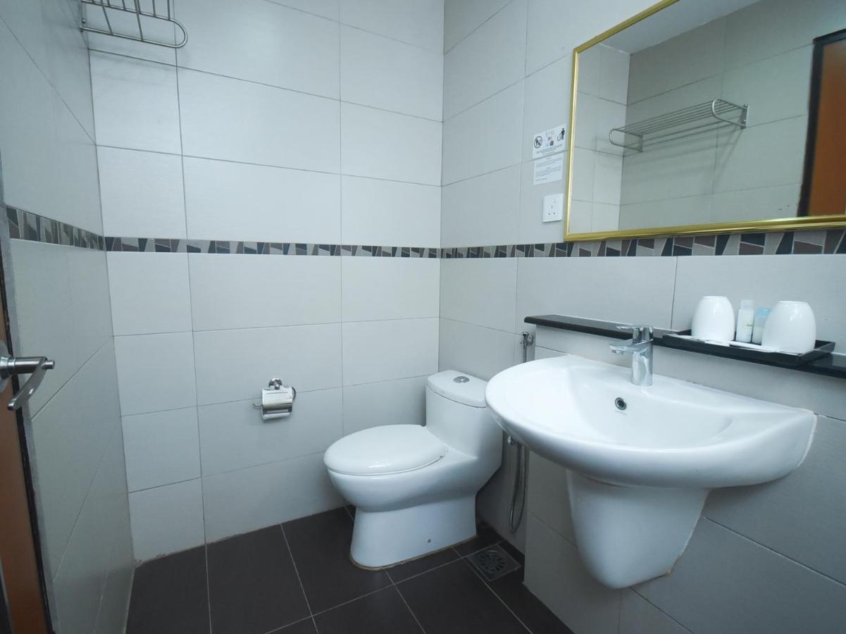 Super Oyo 985 Hotel Nur Miri Zewnętrze zdjęcie