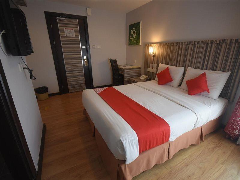 Super Oyo 985 Hotel Nur Miri Zewnętrze zdjęcie