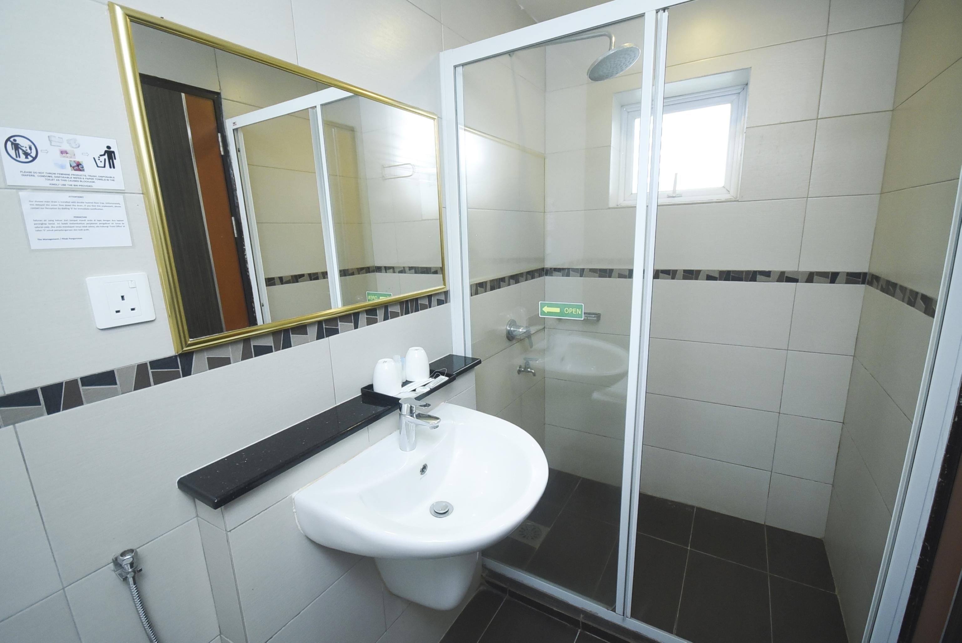 Super Oyo 985 Hotel Nur Miri Zewnętrze zdjęcie