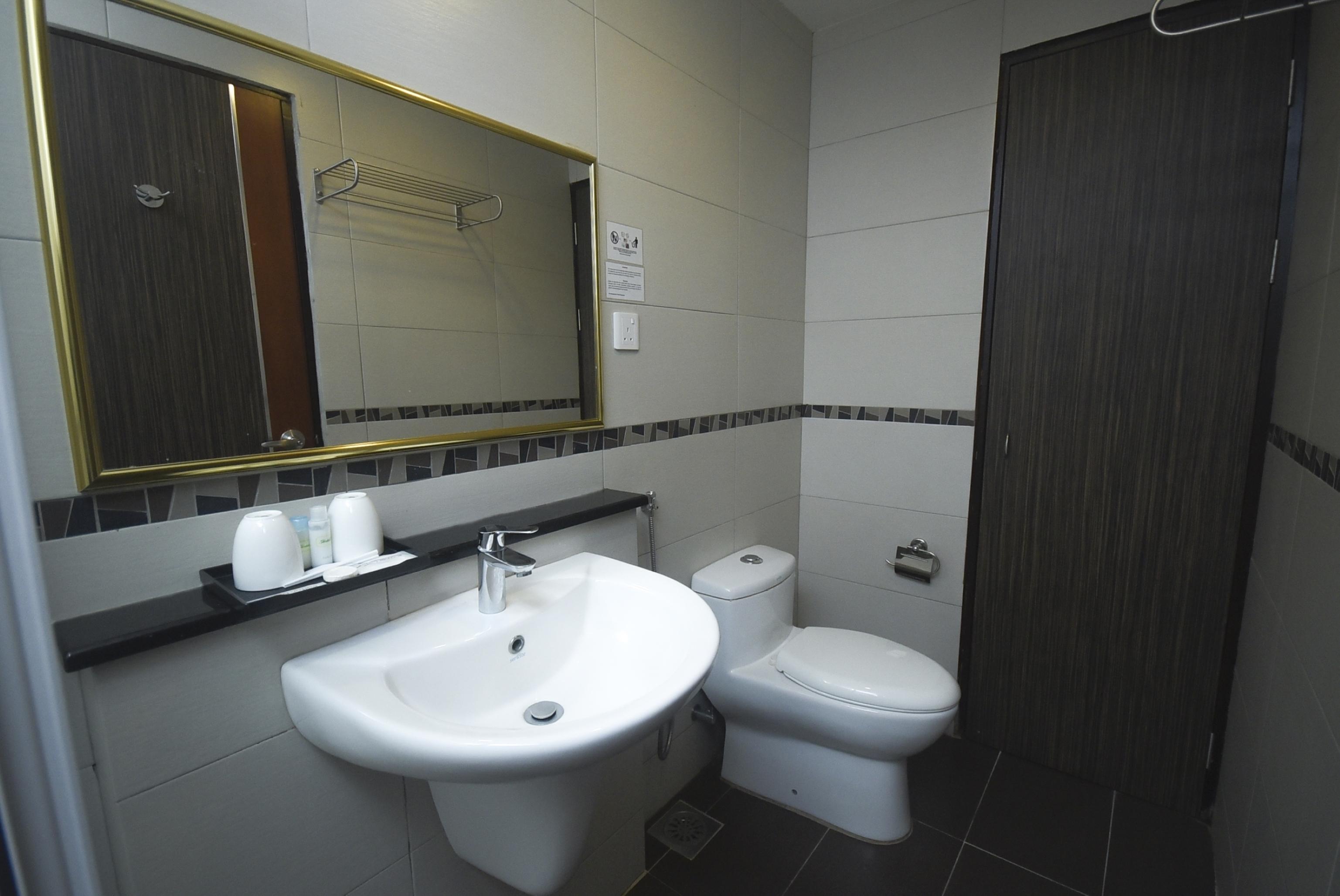 Super Oyo 985 Hotel Nur Miri Zewnętrze zdjęcie