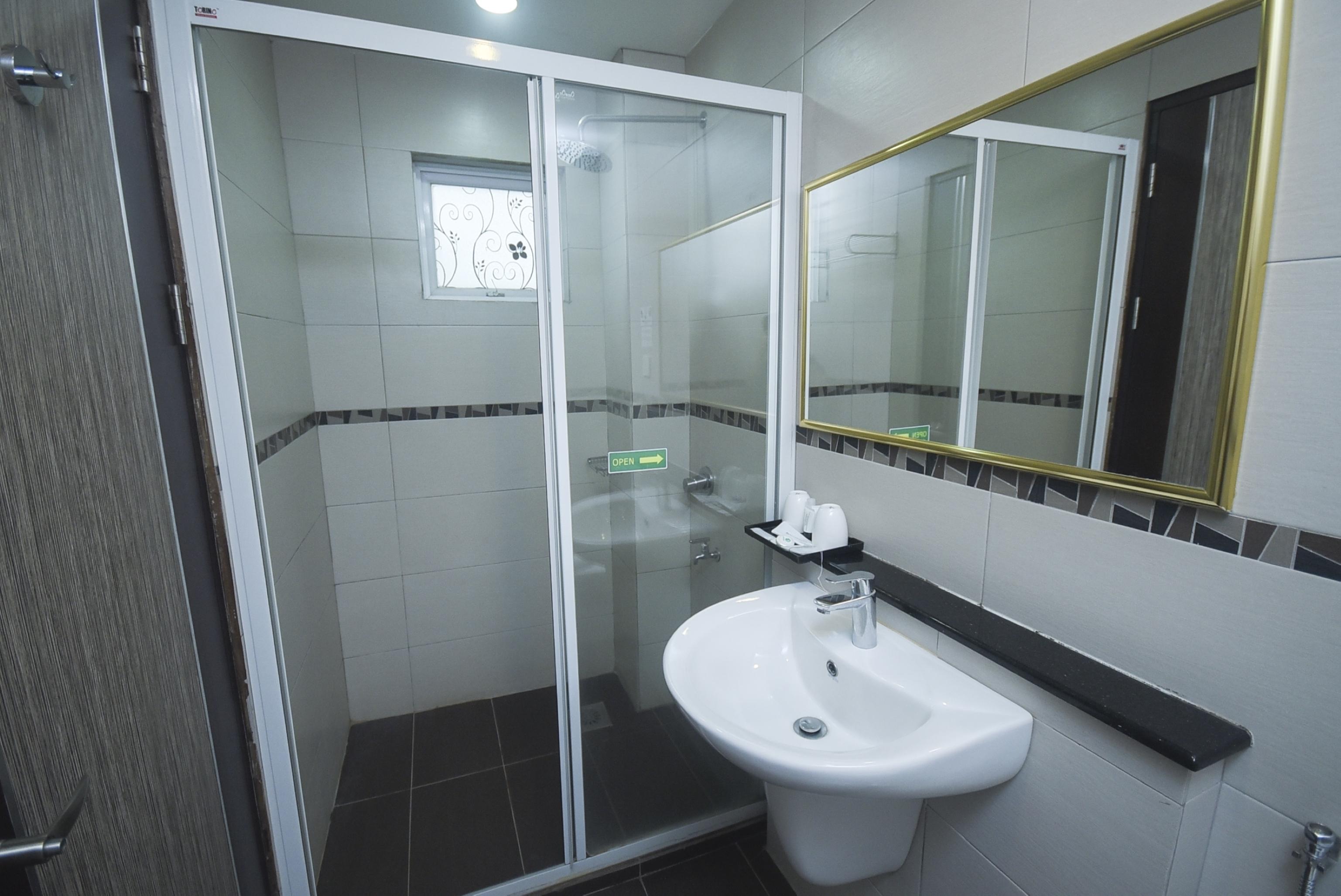 Super Oyo 985 Hotel Nur Miri Zewnętrze zdjęcie