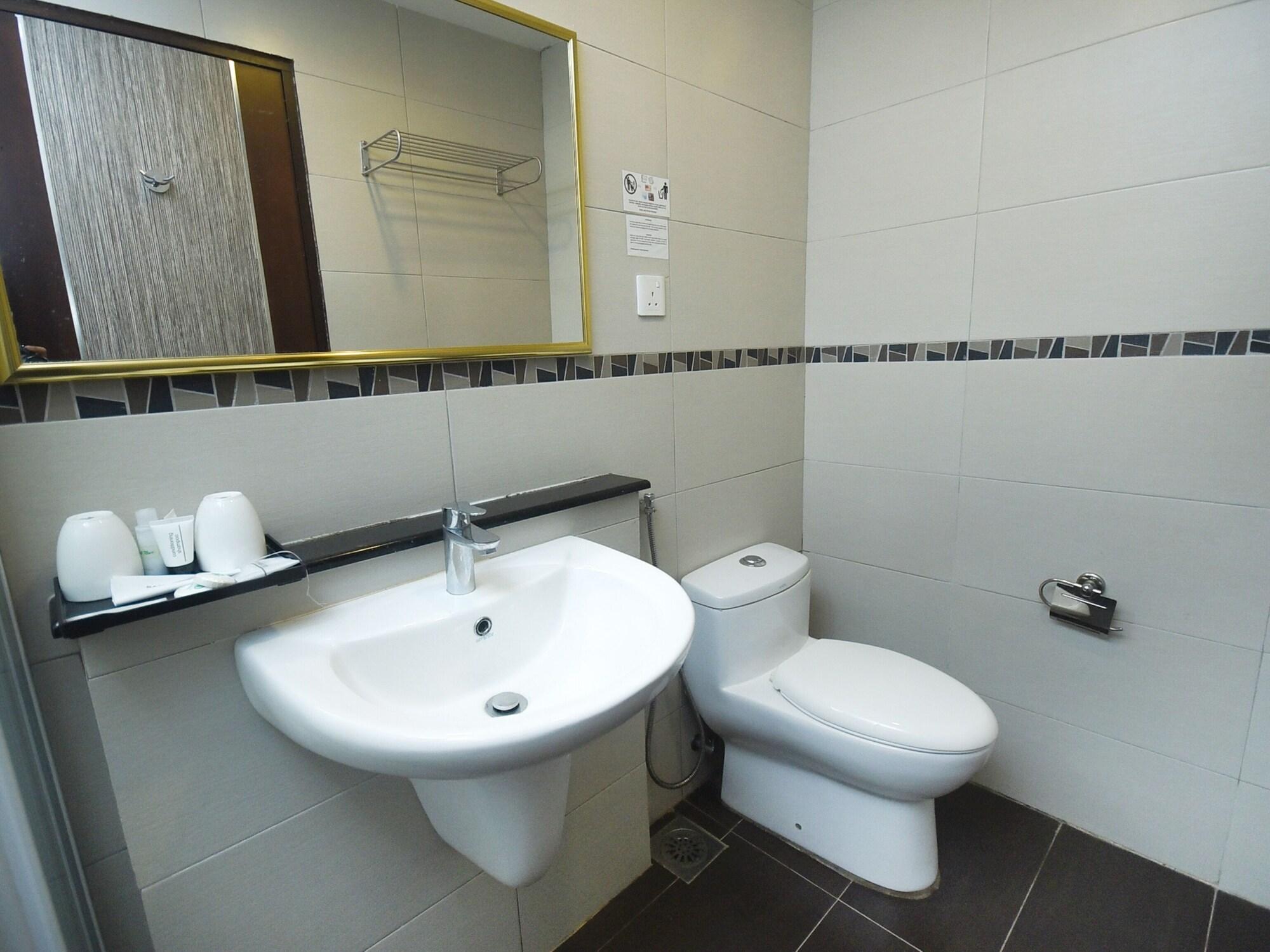 Super Oyo 985 Hotel Nur Miri Zewnętrze zdjęcie