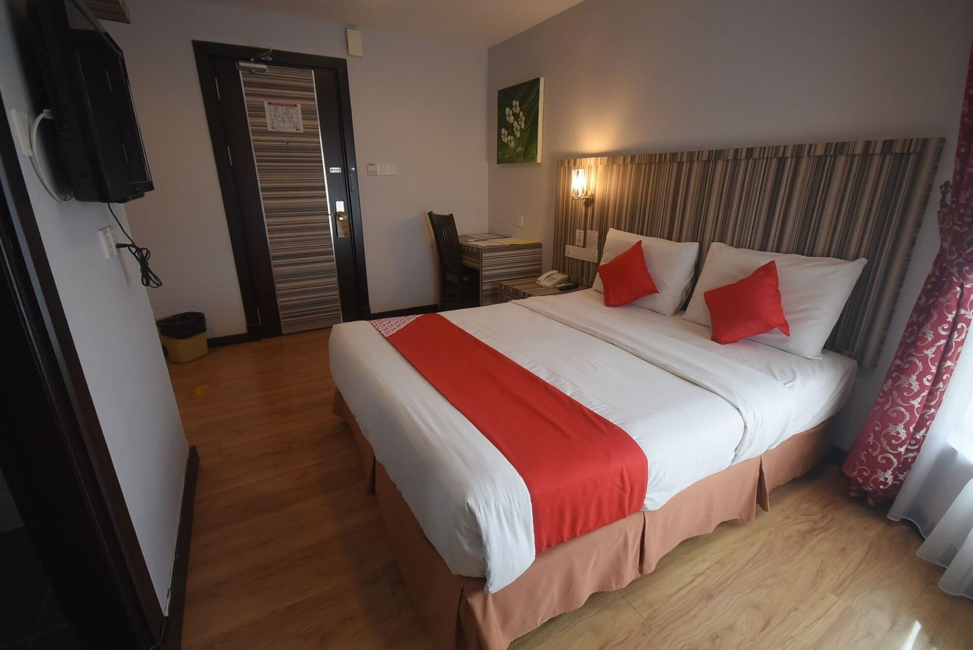 Super Oyo 985 Hotel Nur Miri Zewnętrze zdjęcie