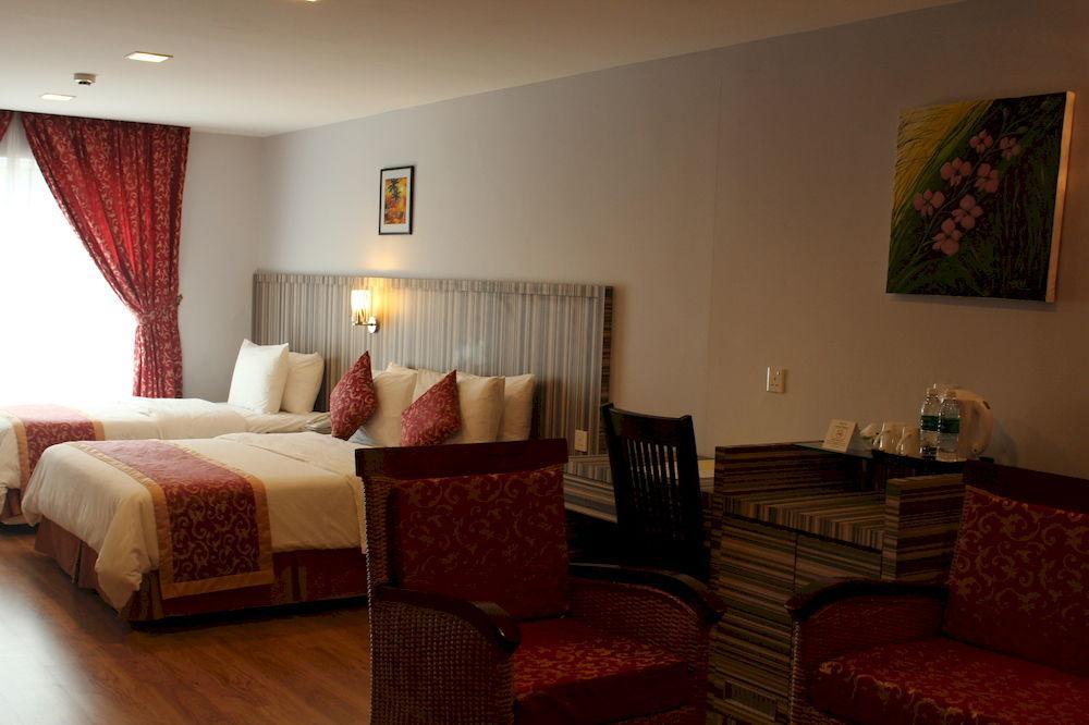 Super Oyo 985 Hotel Nur Miri Zewnętrze zdjęcie