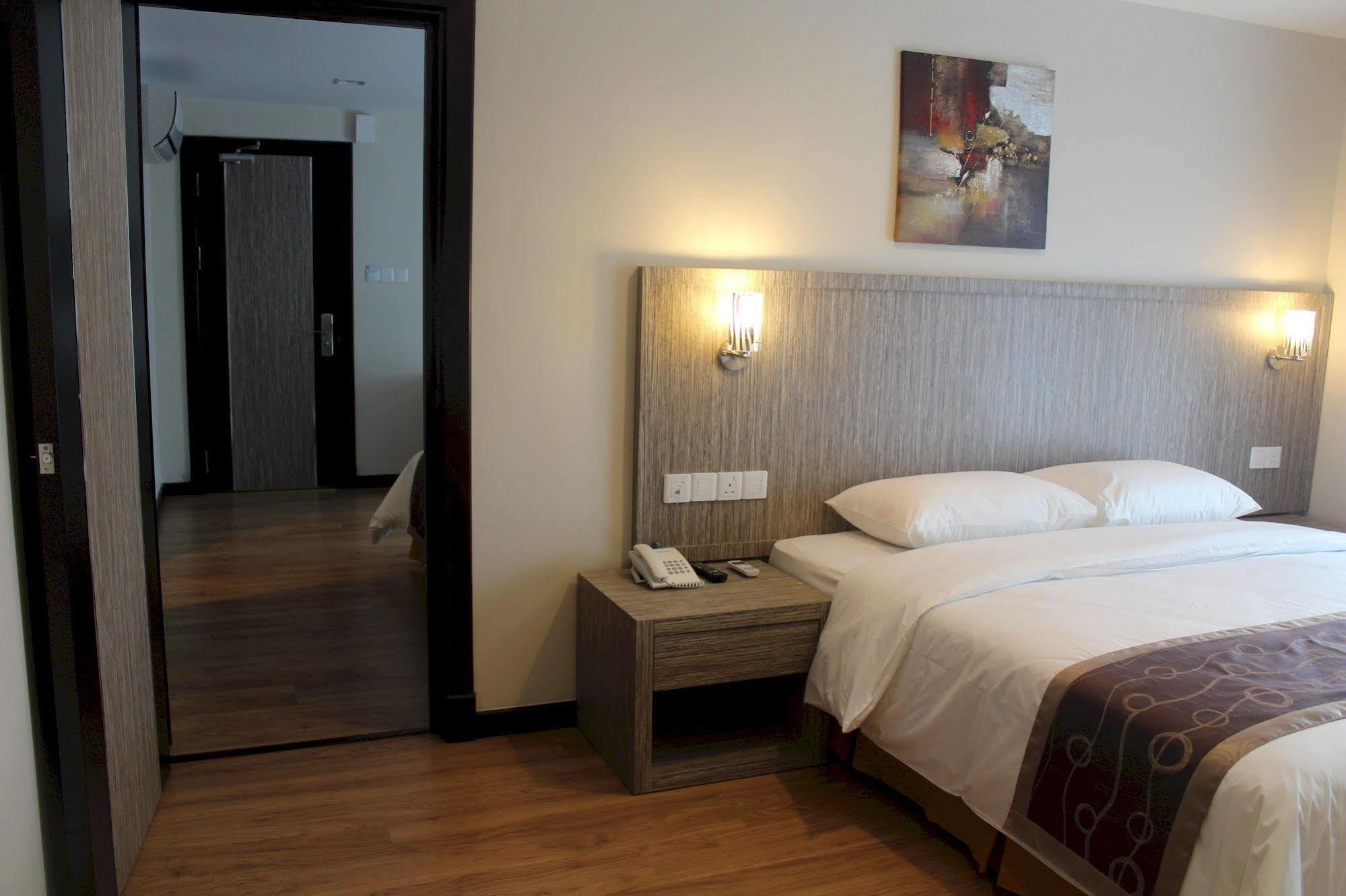 Super Oyo 985 Hotel Nur Miri Zewnętrze zdjęcie