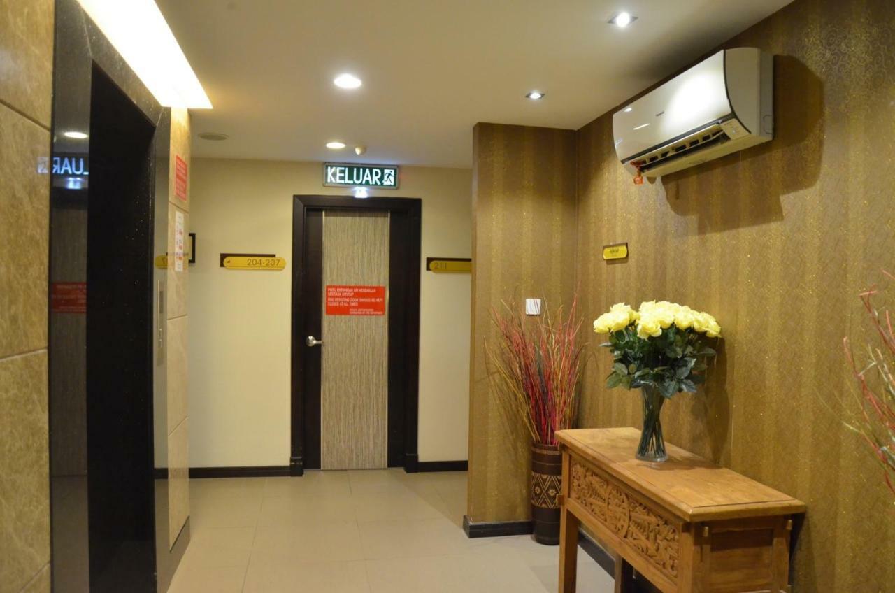Super Oyo 985 Hotel Nur Miri Zewnętrze zdjęcie