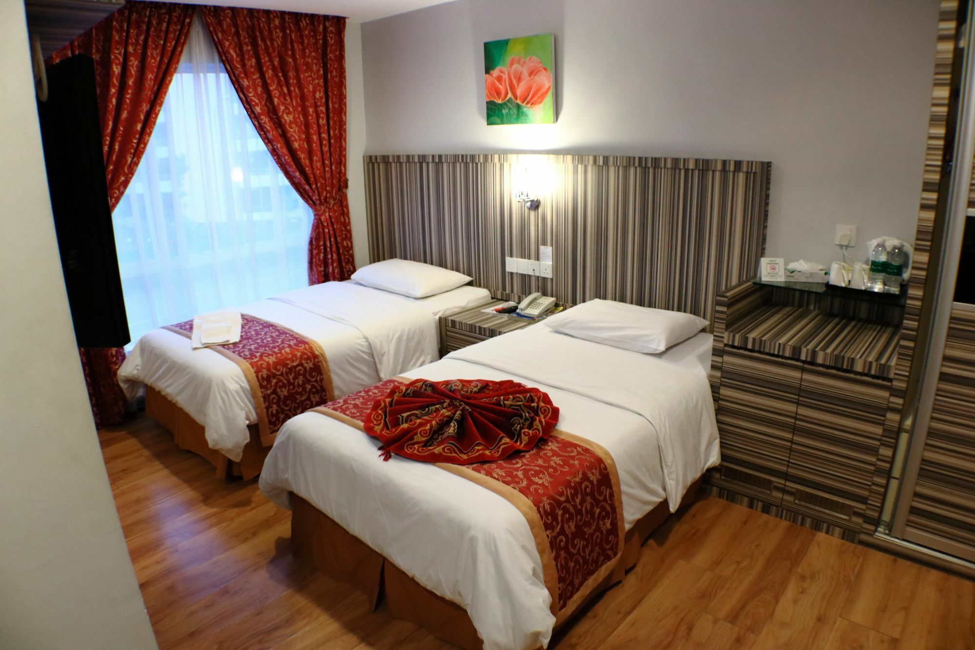 Super Oyo 985 Hotel Nur Miri Zewnętrze zdjęcie